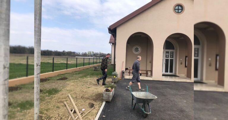 Radna akcija uređenja župnog dvorišta